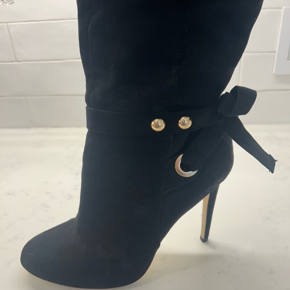 Chic Black Heeled Boots with Bow Detail